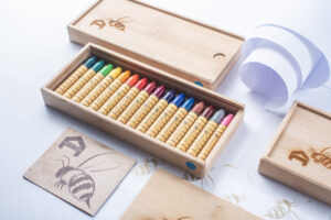 Bastón de Cera de Abeja en Caja de Bambú 16 unidades -colores surtidas